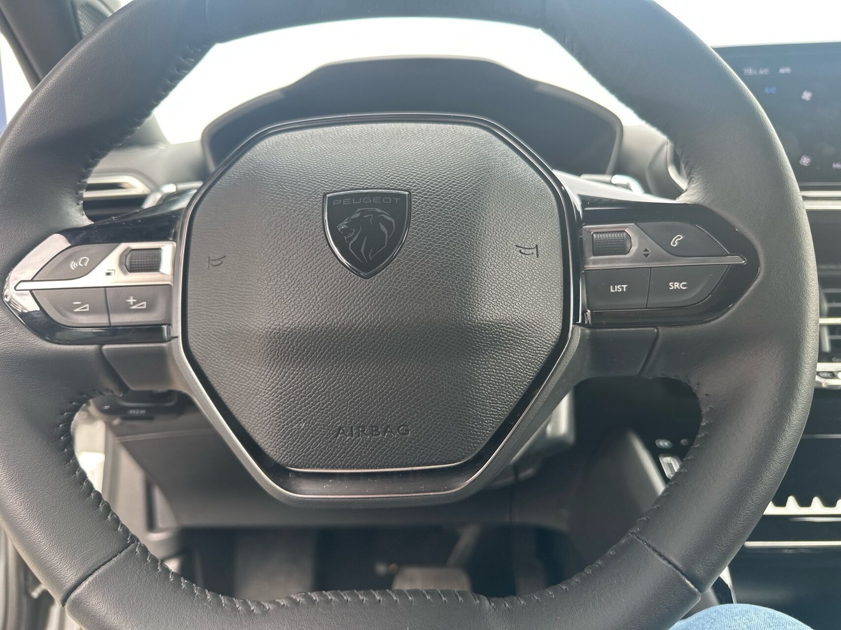 Grå Peugeot 2008 fra 2024