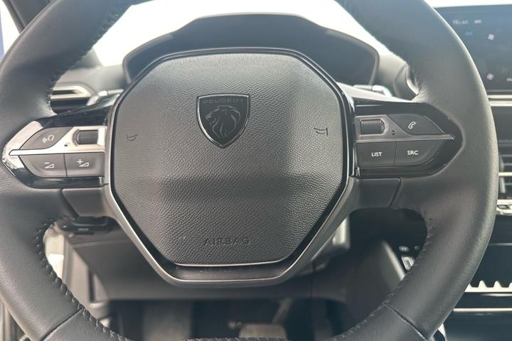Grå Peugeot 2008 fra 2024