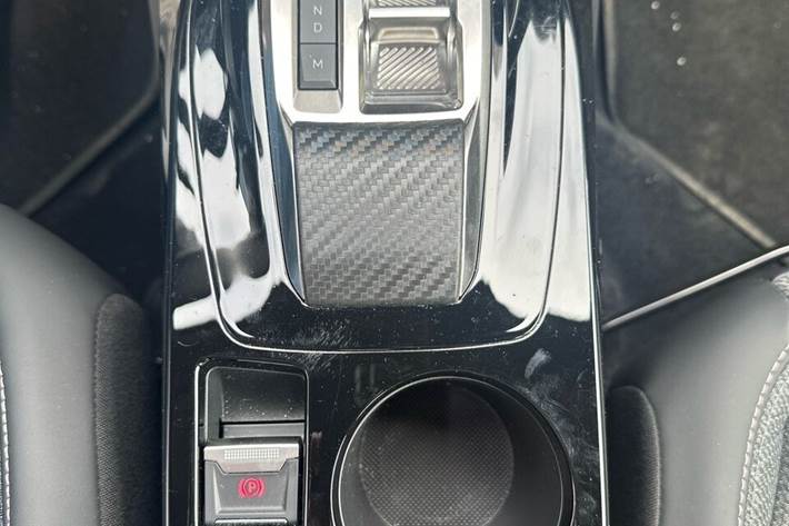 Grå Peugeot 2008 fra 2024