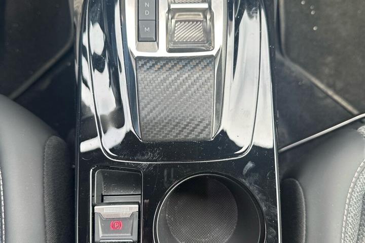 Grå Peugeot 2008 fra 2024