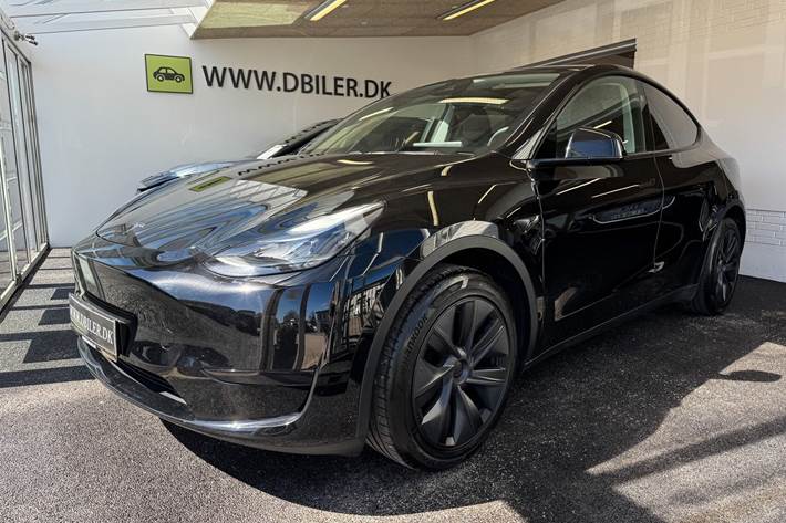 Sort Tesla Model Y fra 2024