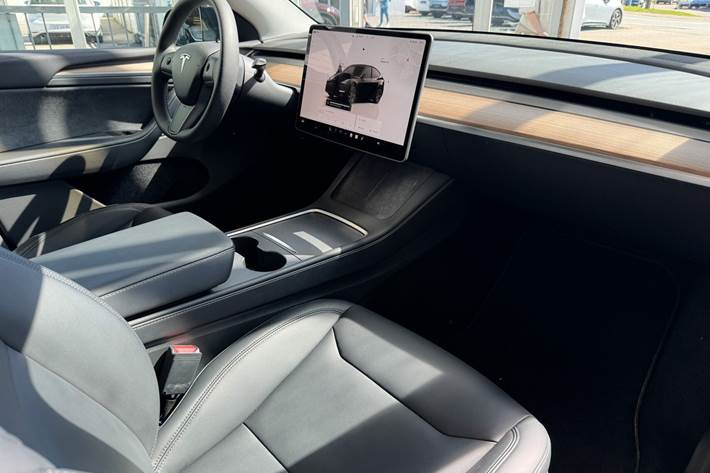 Sort Tesla Model Y fra 2024