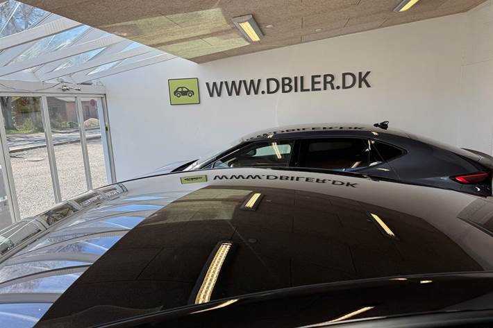 Sort Tesla Model Y fra 2024