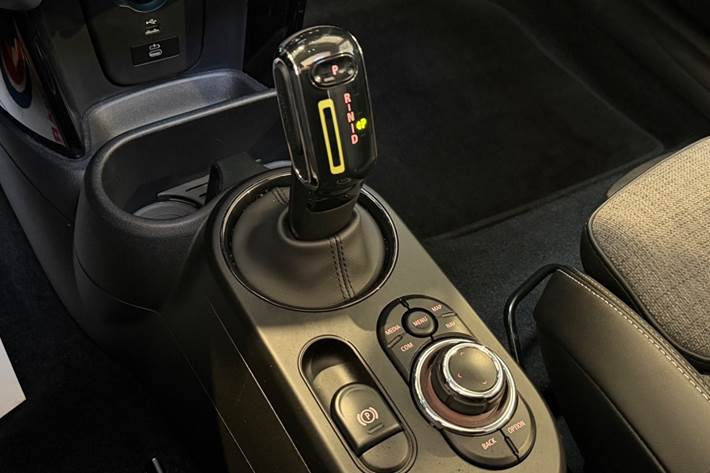 Hvid Mini Cooper SE fra 2023