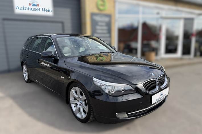 Sort BMW 525i fra 2007 set udefra