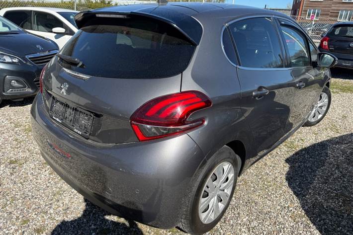 Grå Peugeot 208 fra 2018
