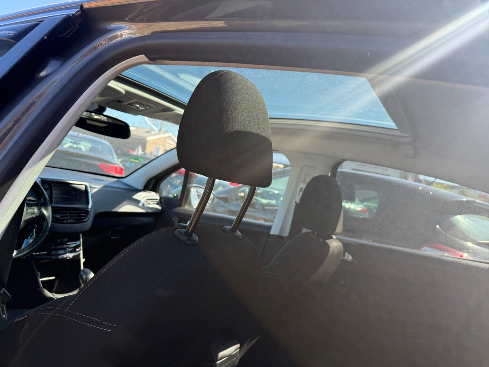 Grå Peugeot 208 fra 2018