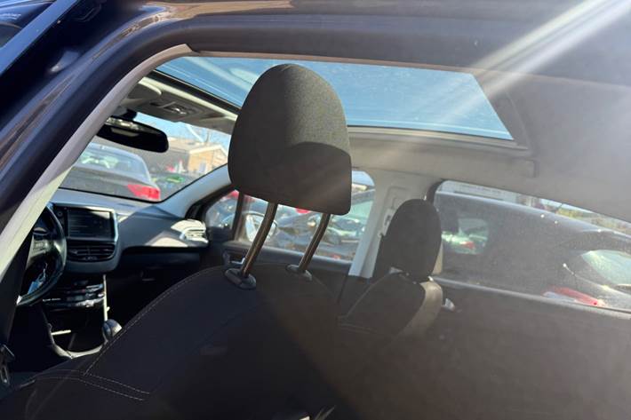 Grå Peugeot 208 fra 2018