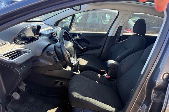 Grå Peugeot 208 fra 2018