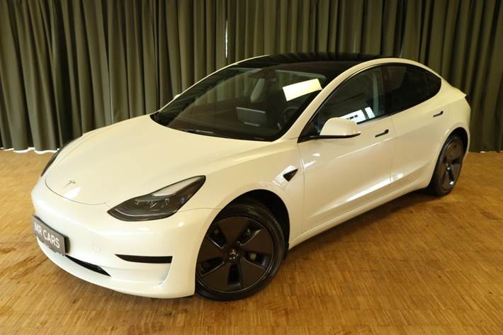 Grøn Tesla Model 3 fra 2023