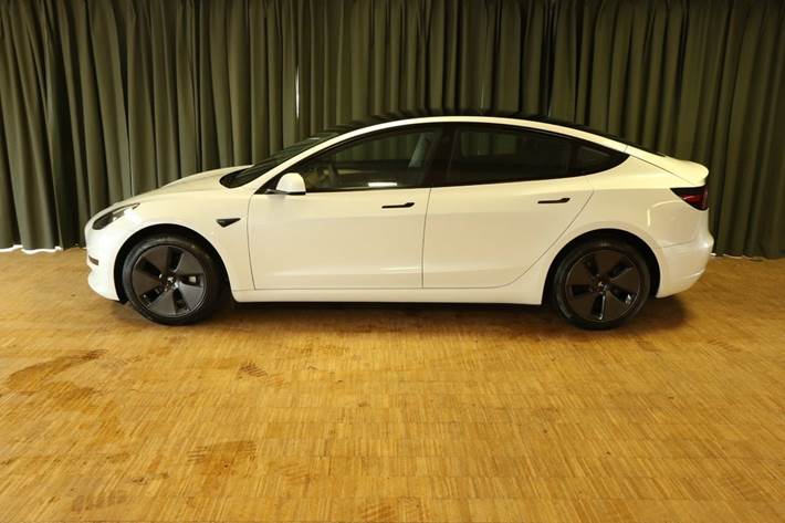 Grøn Tesla Model 3 fra 2023