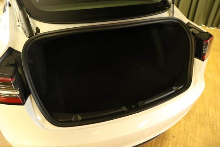 Grøn Tesla Model 3 fra 2023