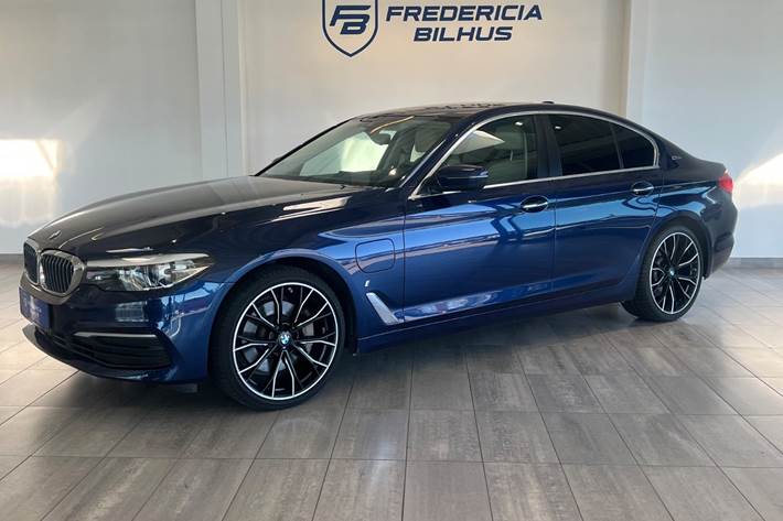 Blå BMW 530e fra 2017