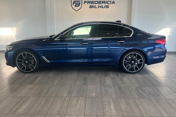 Blå BMW 530e fra 2017