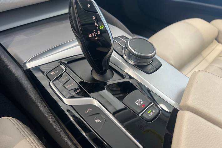 Blå BMW 530e fra 2017