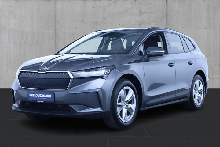 Grå Skoda Enyaq fra 2023 set udefra