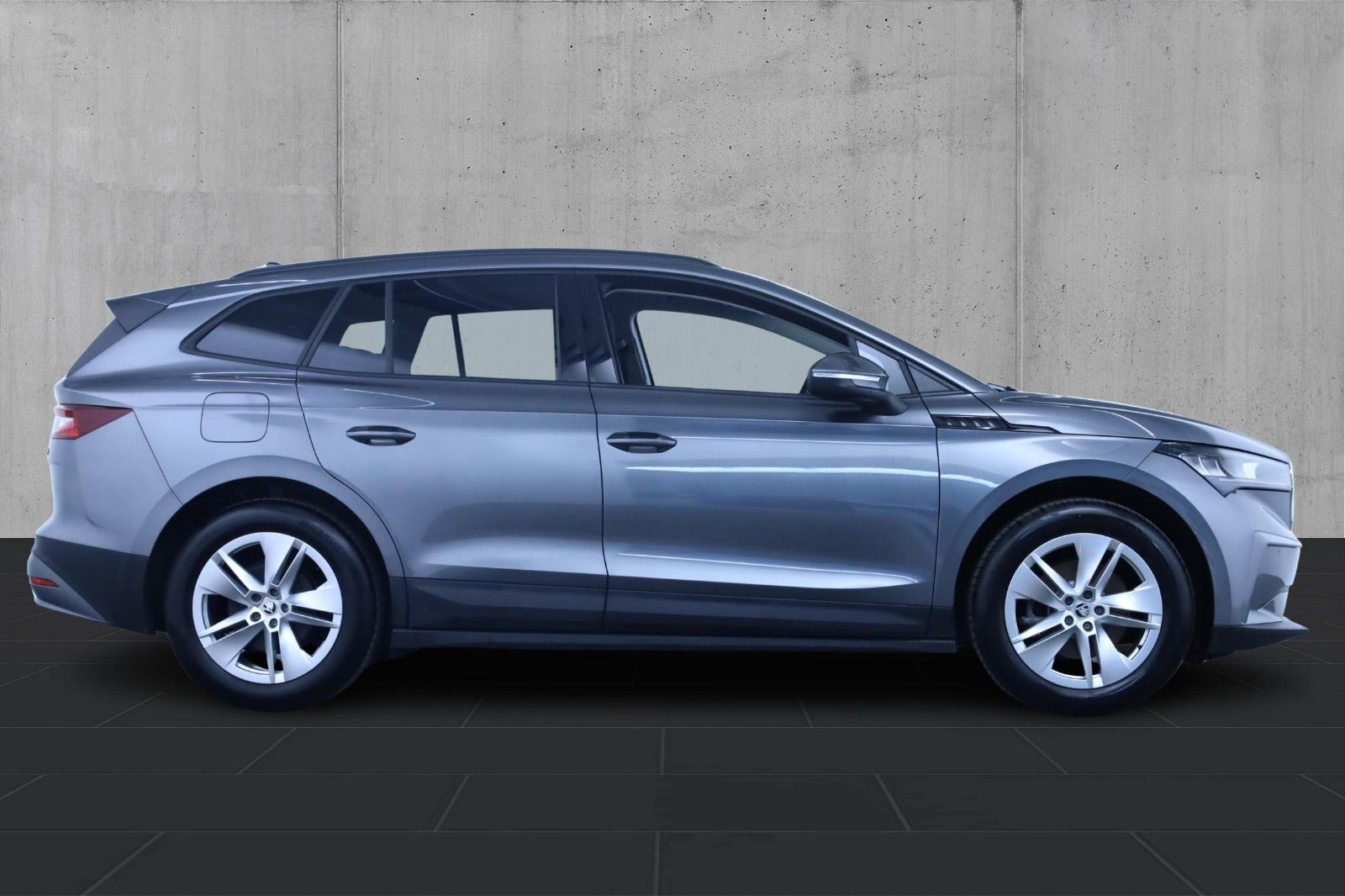 Grå Skoda Enyaq fra 2023