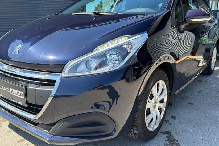 Blå Peugeot 208 fra 2017