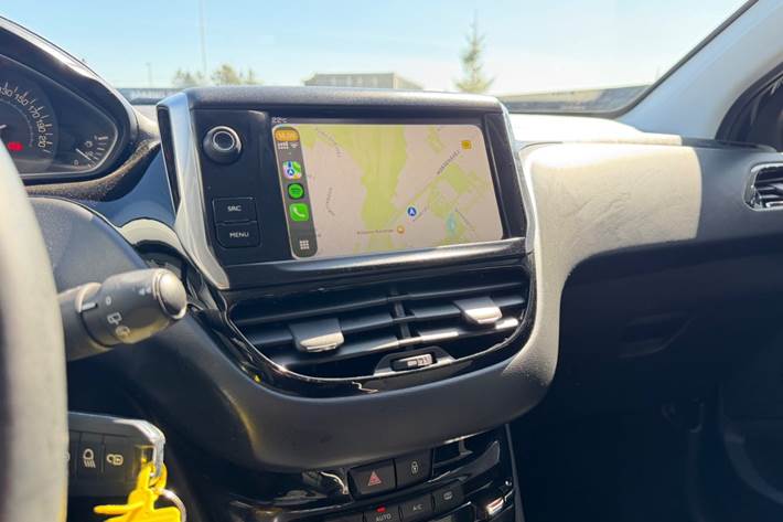 Blå Peugeot 208 fra 2017