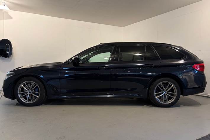 Sort BMW 540i fra 2020