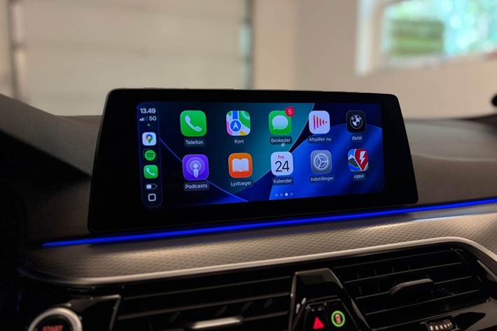 Sort BMW 540i fra 2020