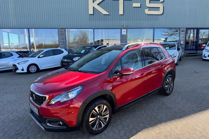 Rød Peugeot 2008 fra 2017 set udefra