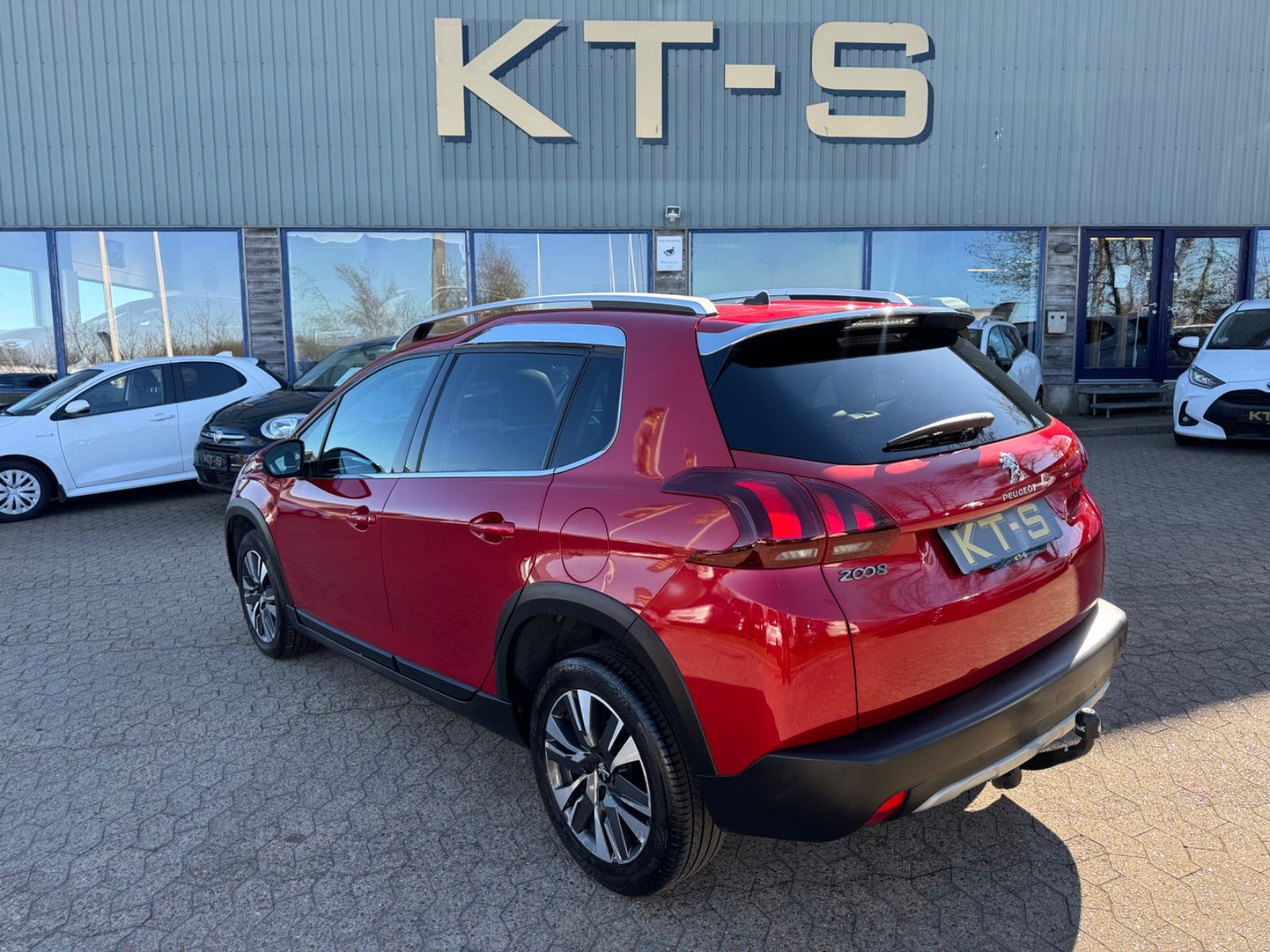 Rød Peugeot 2008 fra 2017