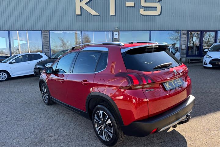 Rød Peugeot 2008 fra 2017