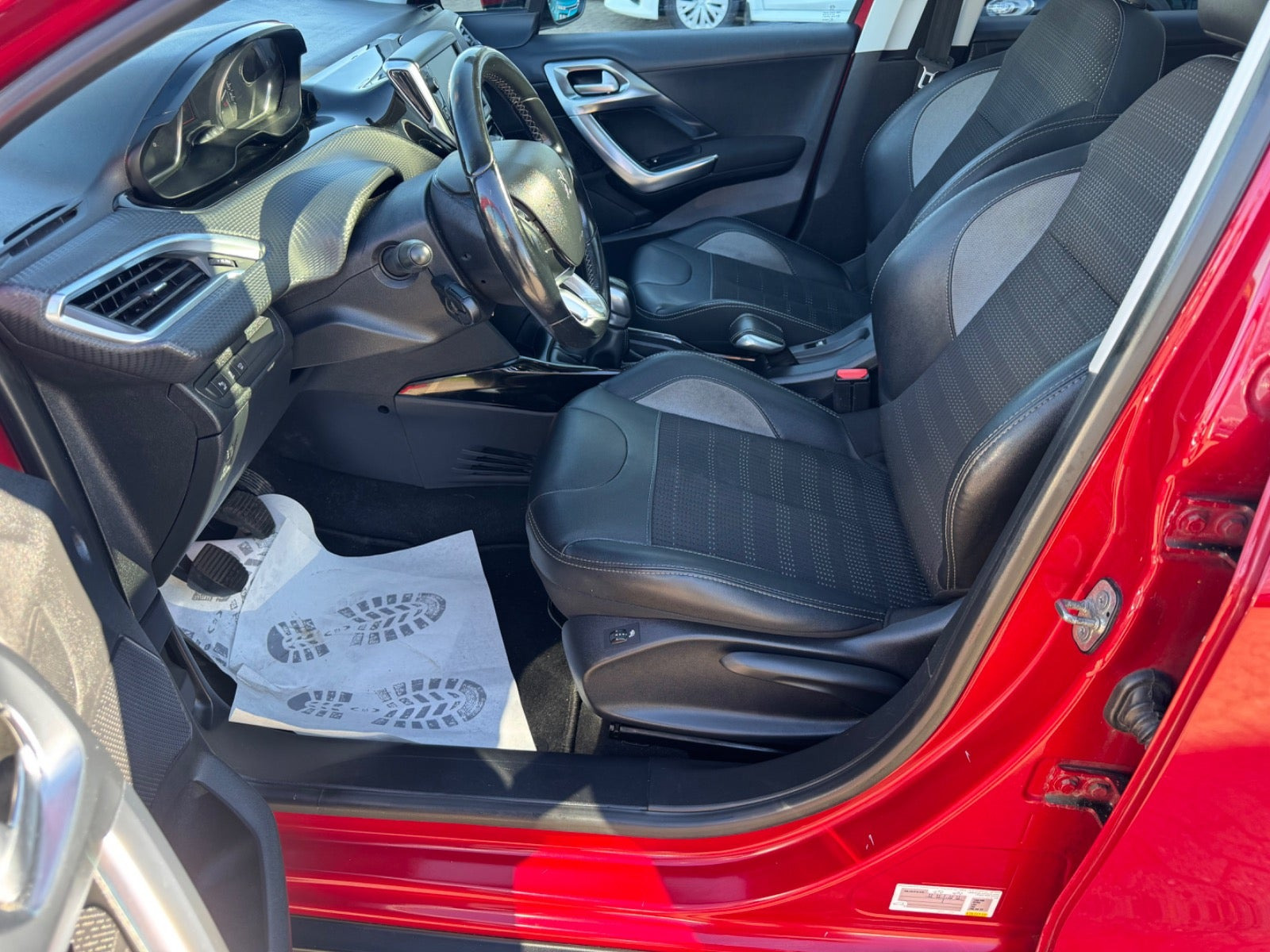 Rød Peugeot 2008 fra 2017