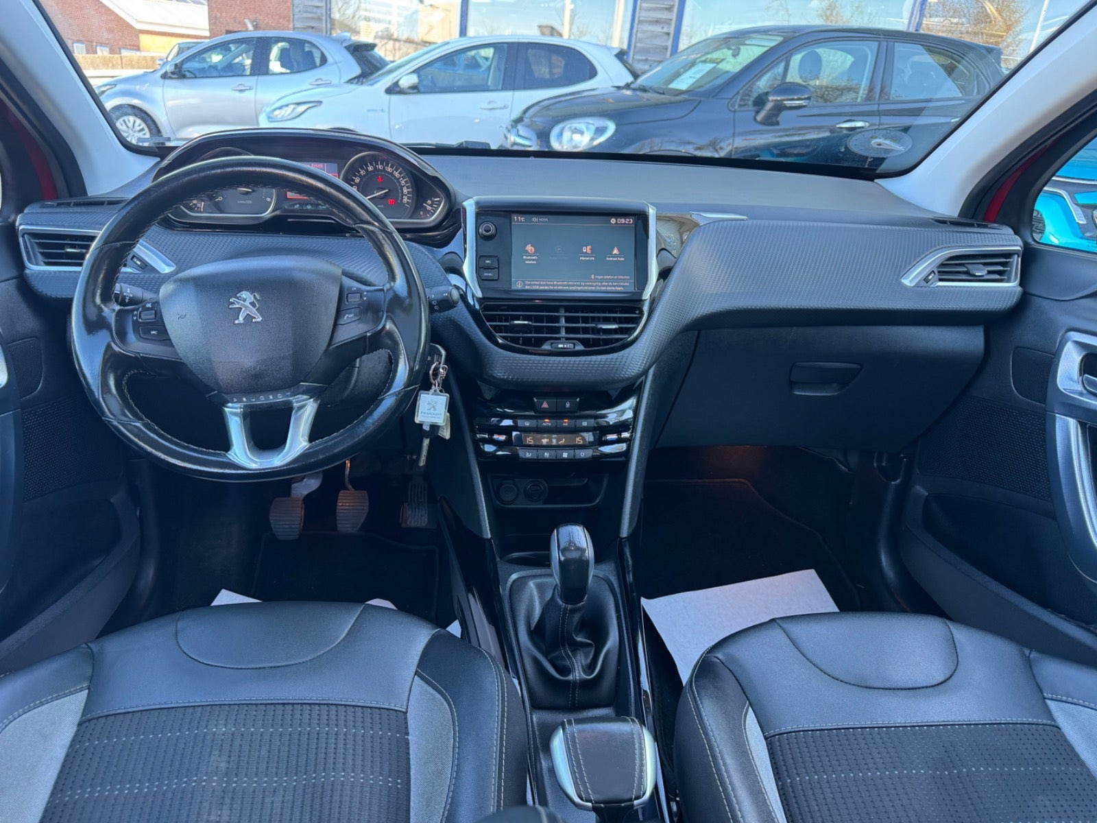 Rød Peugeot 2008 fra 2017