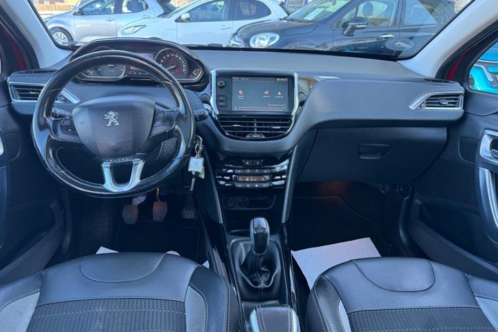 Rød Peugeot 2008 fra 2017
