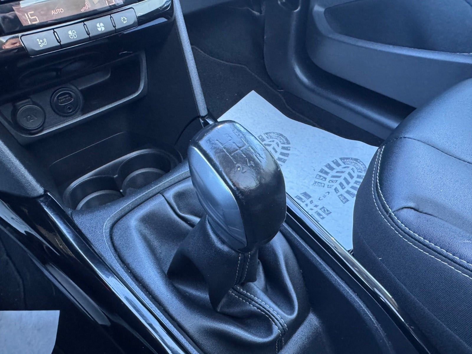 Rød Peugeot 2008 fra 2017
