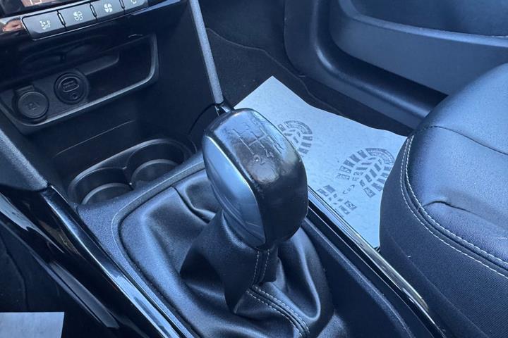 Rød Peugeot 2008 fra 2017