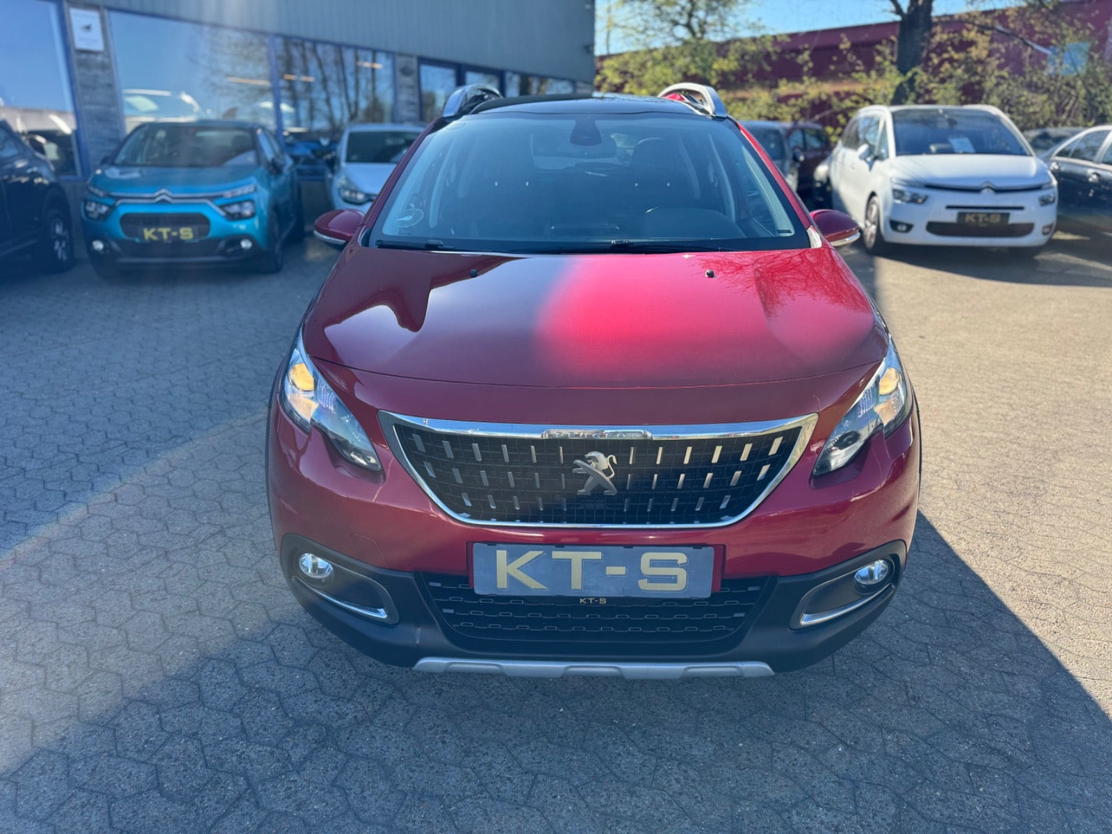 Rød Peugeot 2008 fra 2017
