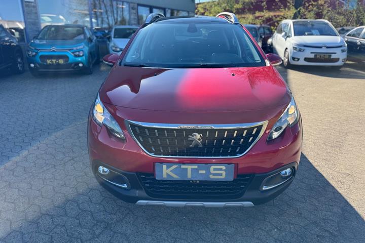 Rød Peugeot 2008 fra 2017