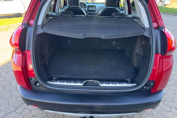 Rød Peugeot 2008 fra 2017