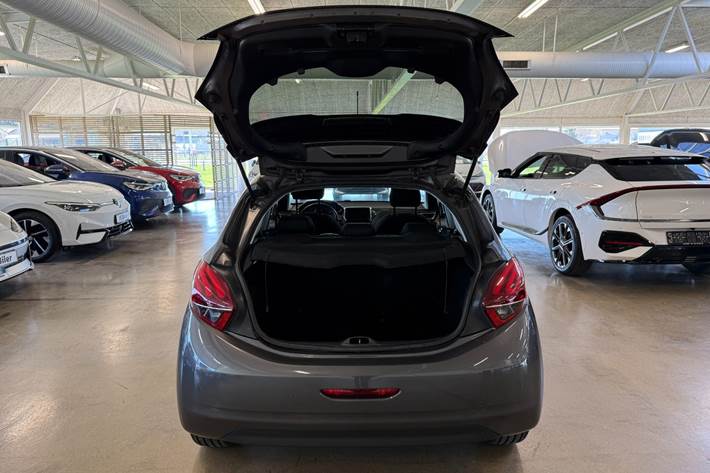 Sølv Peugeot 208 fra 2018