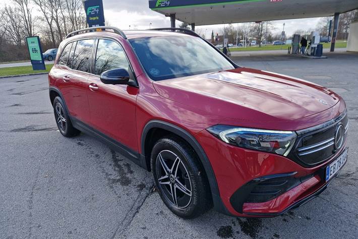 Rød Mercedes EQB300 fra 2022 set udefra