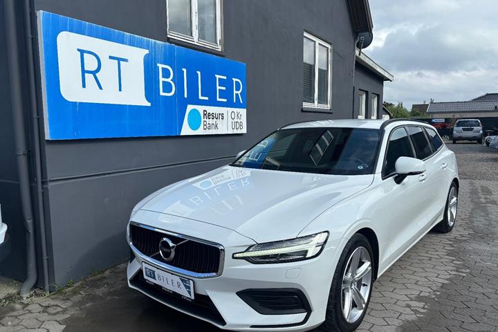 Hvid Volvo V60 fra 2019 set udefra