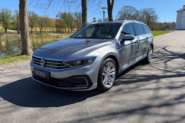 Grøn VW Passat fra 2020