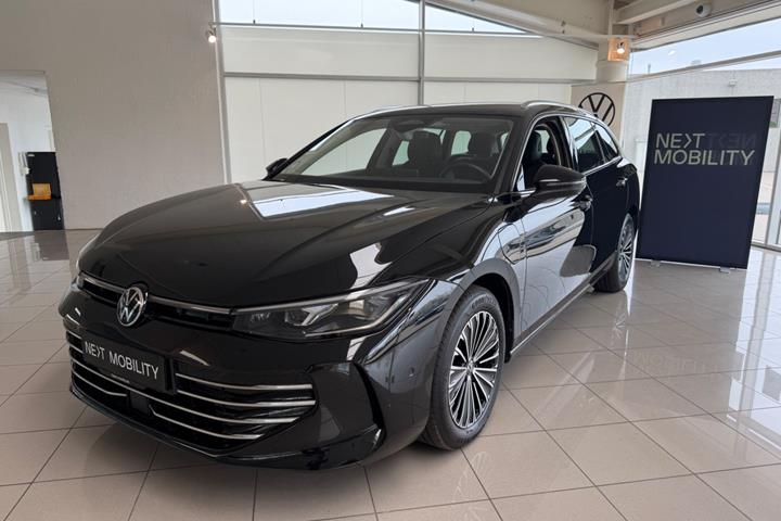 Sort VW Passat fra 2024 set udefra