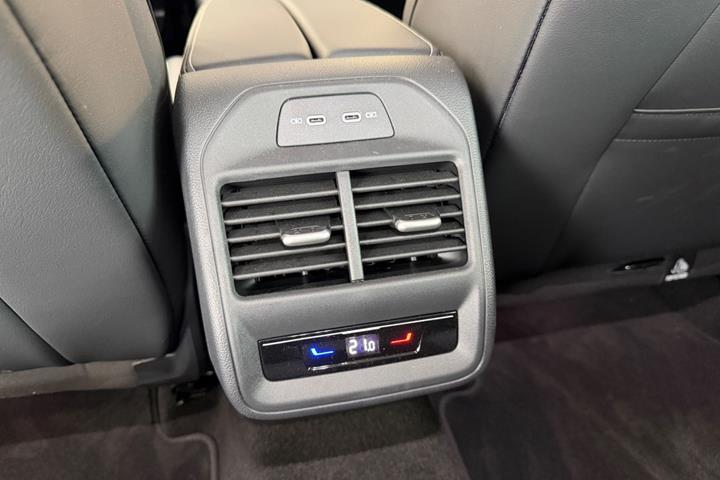 Sort VW Passat fra 2024