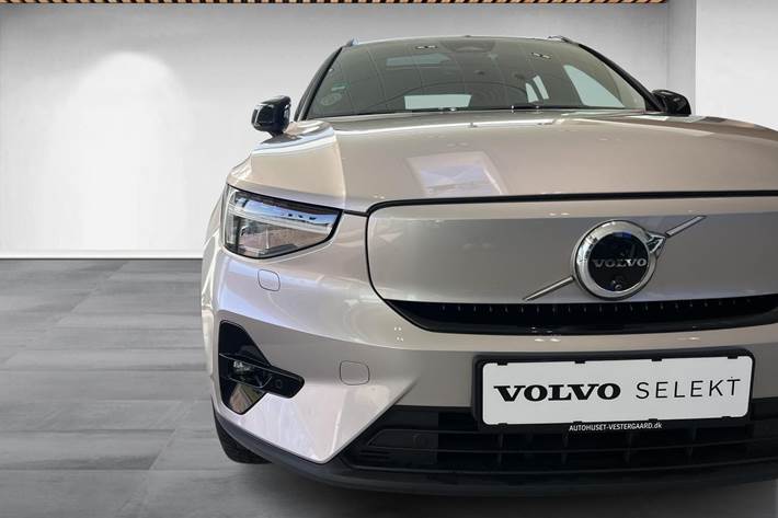 Orange Volvo XC40 fra 2024