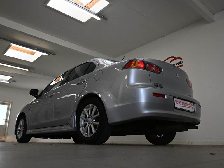 Mitsubishi Lancer 1,6 Invite SportSedan