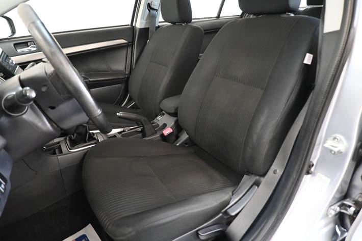Sølv Mitsubishi Lancer fra 2015