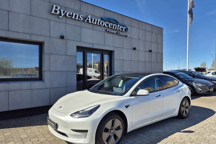 Hvid Tesla Model 3 fra 2021