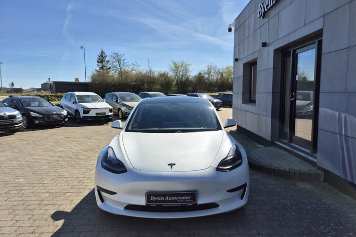 Hvid Tesla Model 3 fra 2021