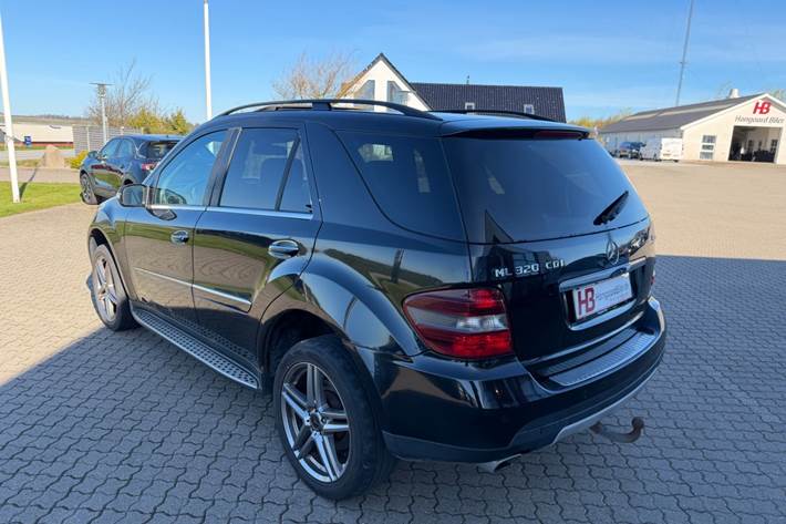 Sort Mercedes ML320 fra 2007