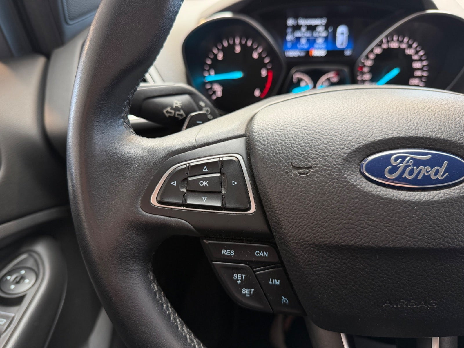 Grå Ford Kuga fra 2018