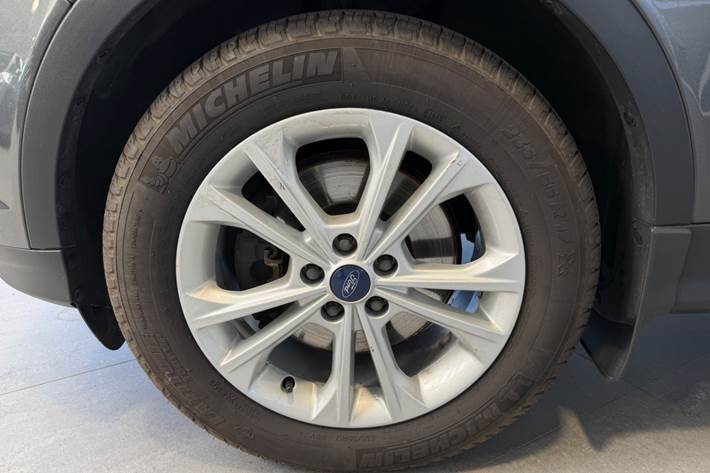 Grå Ford Kuga fra 2018